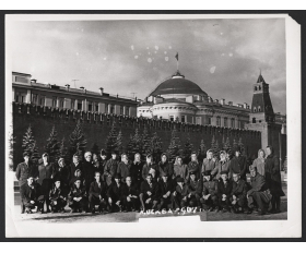 1967 год. Группа туристов на Красной площади в Москве